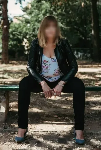 Lara, 40