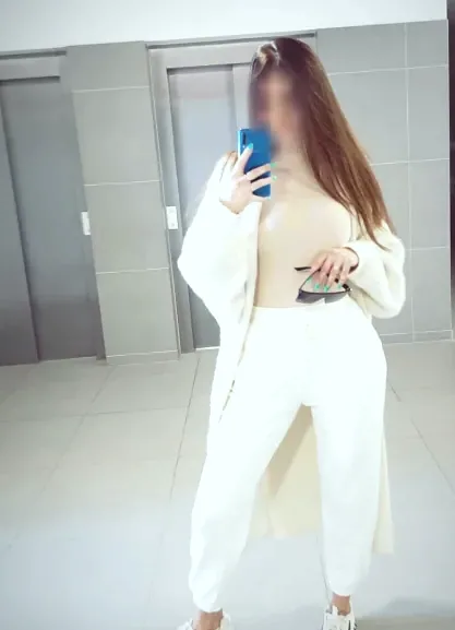 Manuela, 35