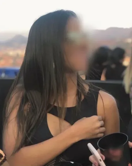 Mia, 23